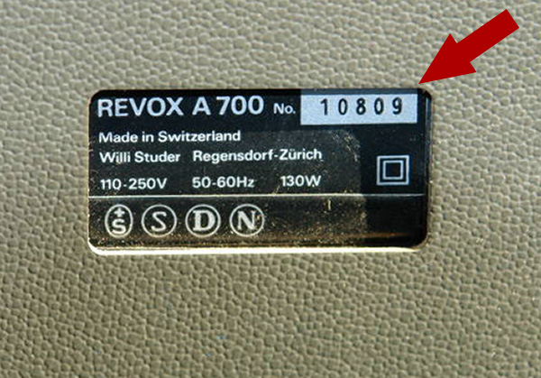 Schild mit der Seriennummer an einer ReVox A700.
