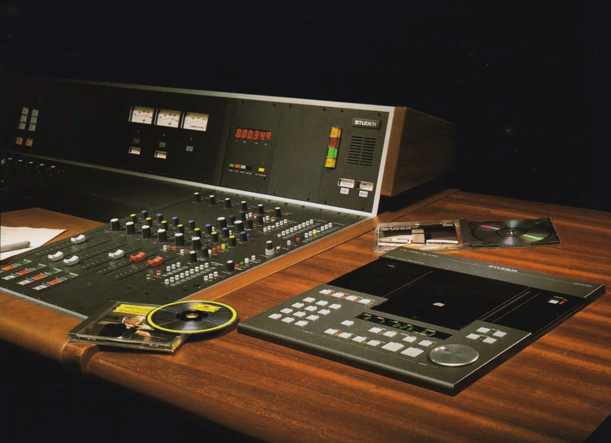 STUDER A730 - eingebaut in das Studio-Möbel
