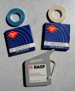 Verschiedene ehemalige Tonband-Klebebänder von AGFA und BASF.