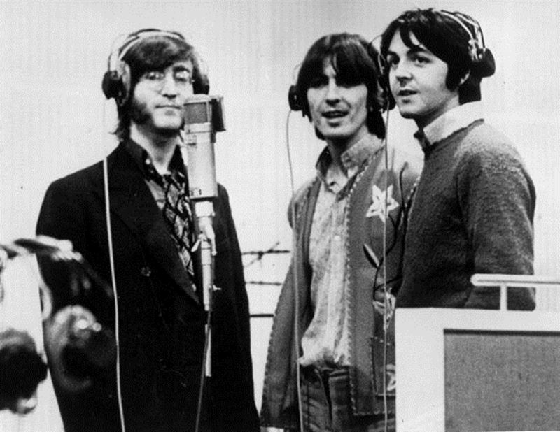 Die Beatles in den Abbey-Road-Studios am Neumann-Mikrofon.