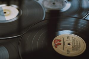 Vinyl-Schallplatten liegen auf weiteren Schallplatten