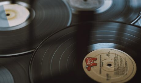 Vinyl-Schallplatten liegen auf weiteren Schallplatten